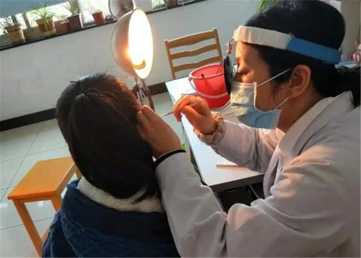 Con gái kêu cứu vì côn trùng bò vào tai mẹ nhét thêm một thứ vào bác sĩ khen quá thông minh - 2