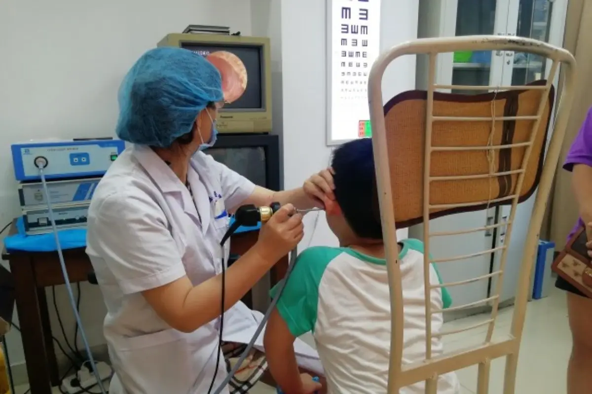Con gái kêu cứu vì côn trùng bò vào tai mẹ nhét thêm một thứ vào bác sĩ khen quá thông minh - 3