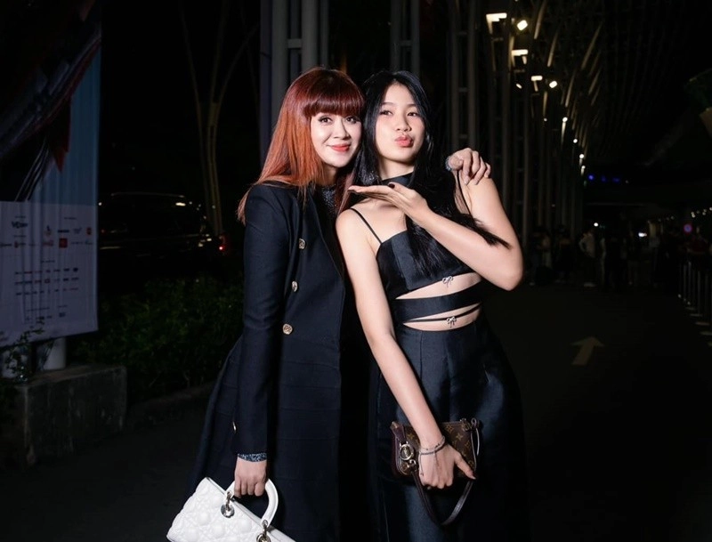 Con gái lưu thiên hương xinh như lai tây ăn mặc gợi cảm - 9