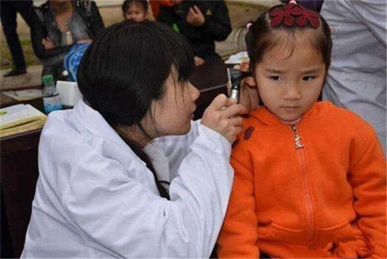Con gái mẫu giáo bị sinh vật lạ chui vào tai chỉ với một hành động người mẹ được bác sĩ khen rất thông minh - 3