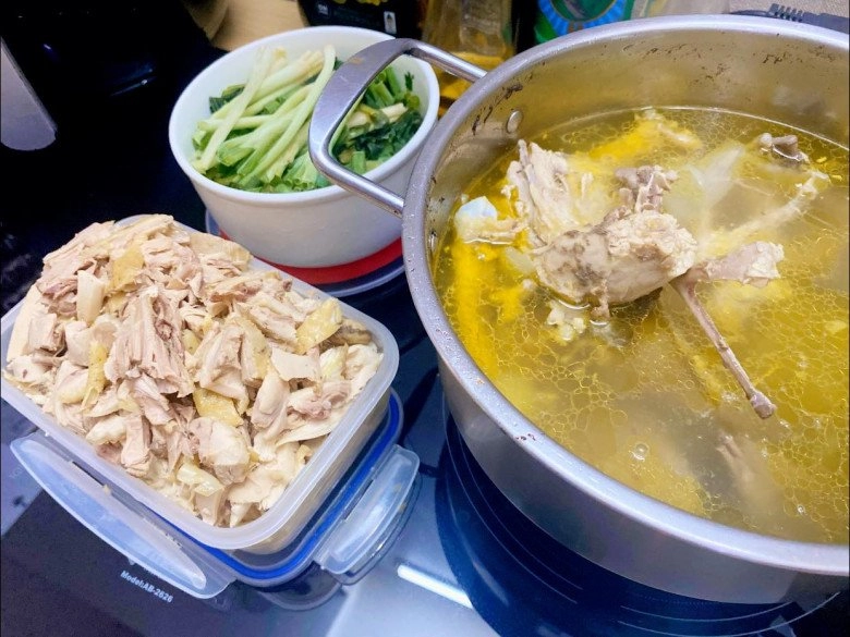 Con gái mc thành trung và bố dượng tây được thu phượng chăm chút bữa cơm nấu 20 phút mà siêu ngon - 21