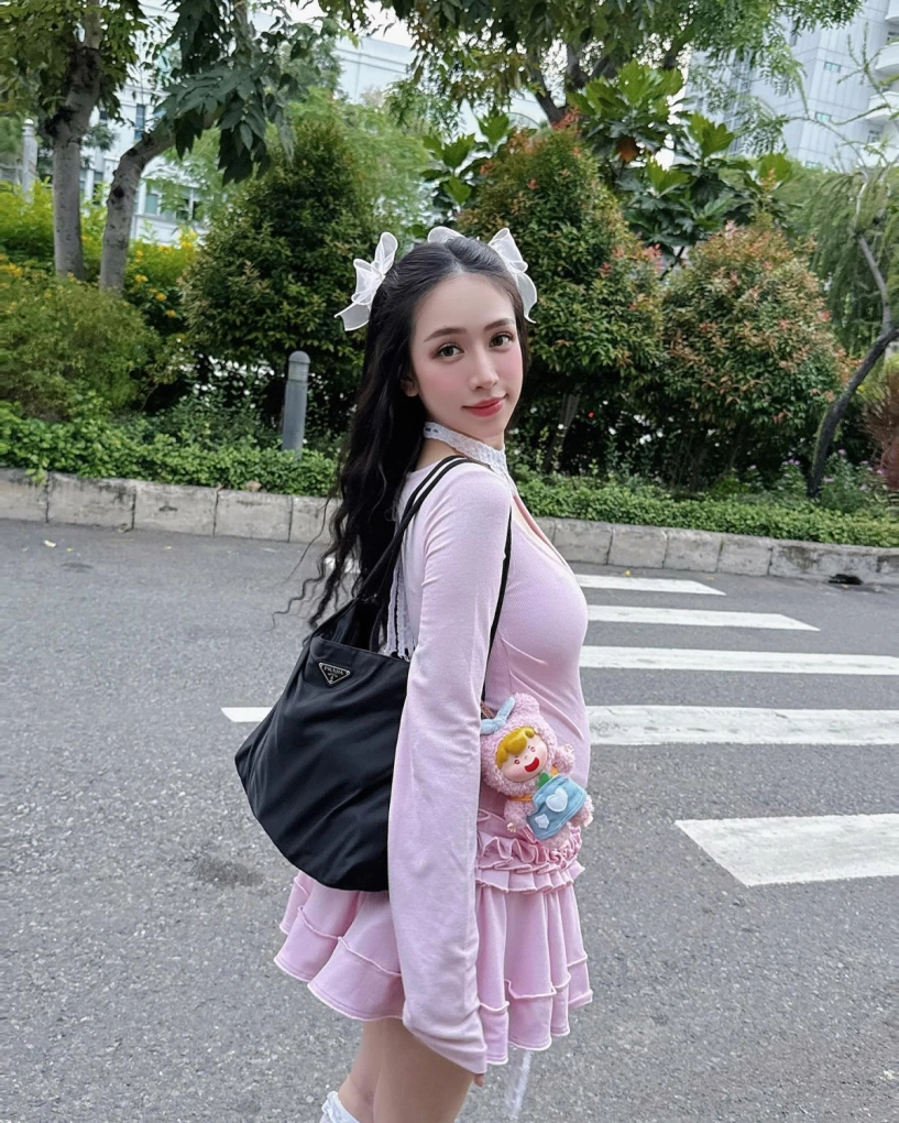 Con gái minh nhựa khoe 15 chiếc túi hiệu trong vài tháng - 5