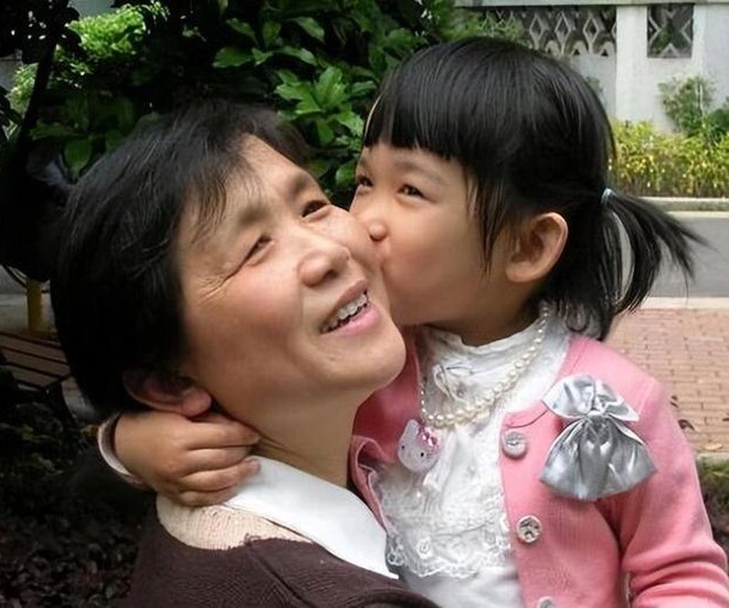 Con gái nhiều đêm nằm mơ thấy bà nội nói 1 câu giống nhau vợ chồng tôi quyết định xới nền nhà lên - 1