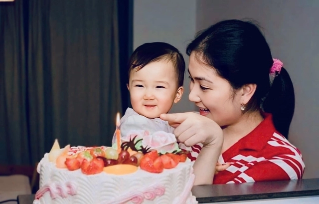 Con gái tốt nghiệp cấp 3 hoa hậu nguyễn thị huyền viết gửi con mẹ không mạnh mẽ thì phải biết làm thế nào - 3