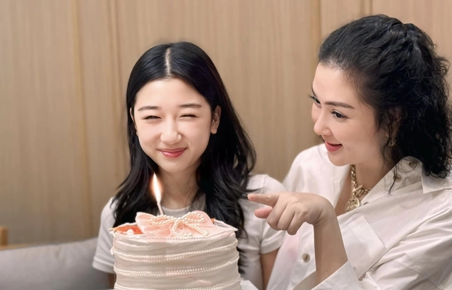 Con gái tốt nghiệp cấp 3 hoa hậu nguyễn thị huyền viết gửi con mẹ không mạnh mẽ thì phải biết làm thế nào - 4