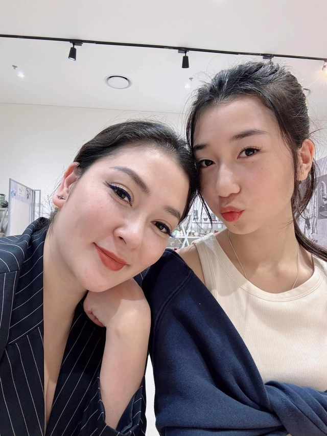 Con gái tốt nghiệp cấp 3 hoa hậu nguyễn thị huyền viết gửi con mẹ không mạnh mẽ thì phải biết làm thế nào - 5