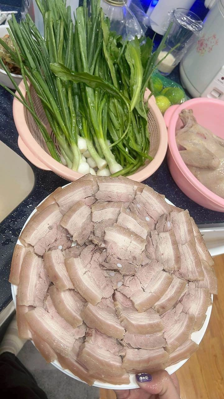 Con gái trang trần ở mỹ mời bạn đến nhà ăn hết sạch nồi bún riêu của mẹ - 9