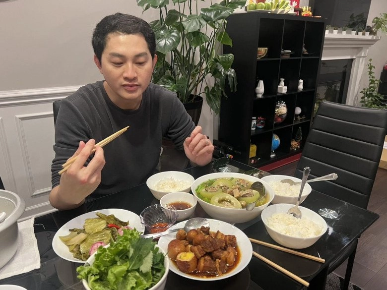 Con gái trang trần ở mỹ mời bạn đến nhà ăn hết sạch nồi bún riêu của mẹ - 11