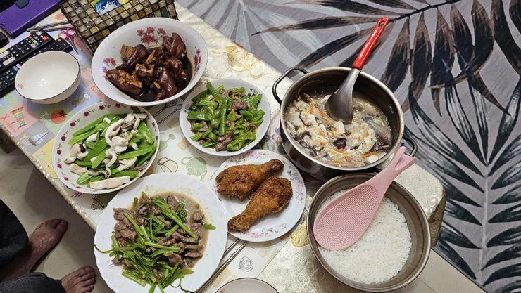Con khen cơm nhà rất ngon mẹ nhìn ảnh đứa trẻ gửi thì lập tức sa thải giúp việc - 2