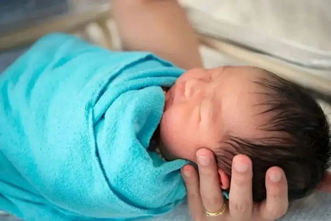 Con mới sinhmũi cao mắt to đẹp hệt trẻ tây bốxét nghiệm adn 3 lần cùng 1 kết quả bà nội thú nhận - 5