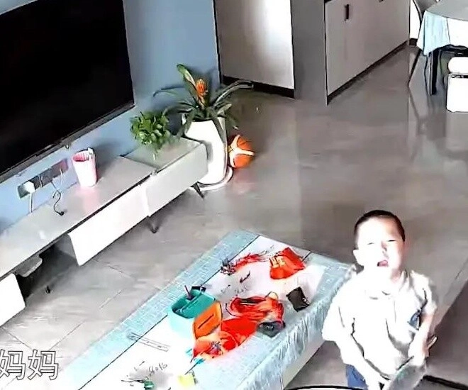 Con nghỉ hè ở nhà một mình cảnh tượng camera giám sát ghi lại được khiến mẹ nghẹn lời - 1