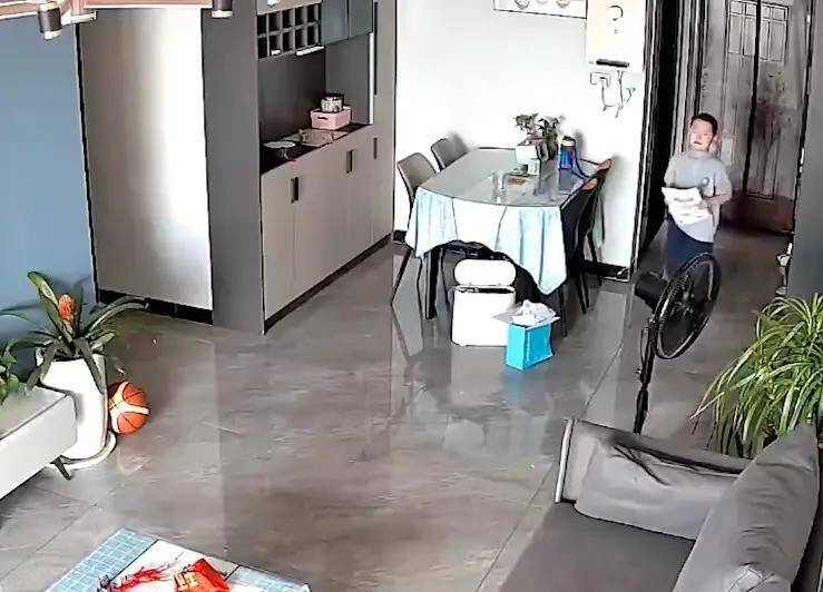 Con nghỉ hè ở nhà một mình cảnh tượng camera giám sát ghi lại được khiến mẹ nghẹn lời - 2