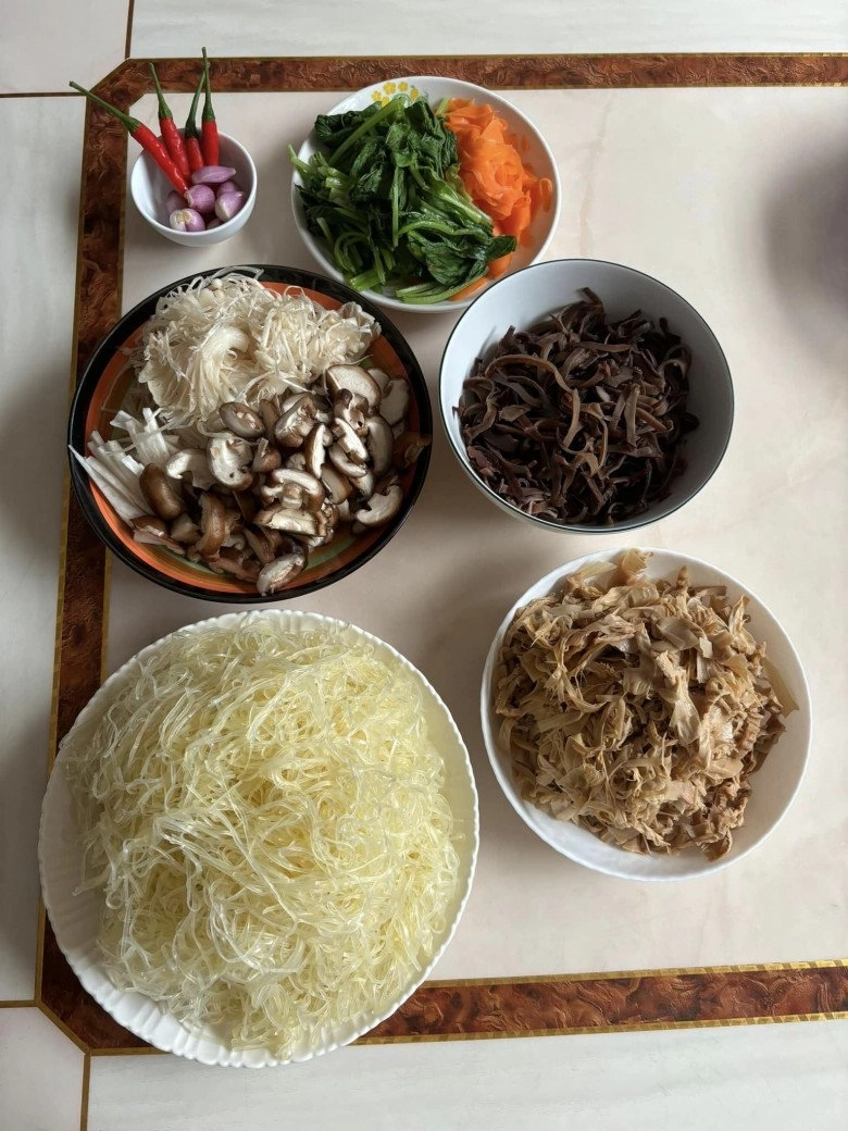 Con ruột lê giang cùng người yêu nhỏ con nấu món thanh đạm nhìn ảnh người được nhận suất ăn mới thêm phục - 2