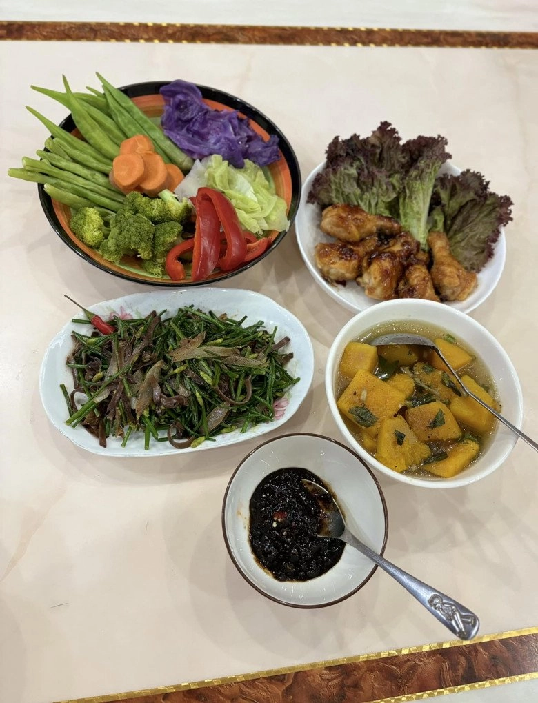 Con ruột lê giang cùng người yêu nhỏ con nấu món thanh đạm nhìn ảnh người được nhận suất ăn mới thêm phục - 7