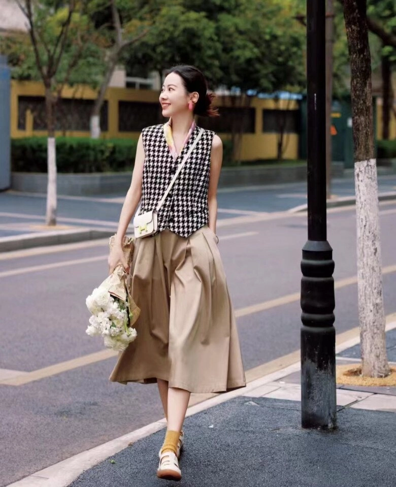 Cơn sốt áo gile khuấy đảo hè 2025 chị em chỉ cần một chiếc có thể mặc cả tuần không trùng bộ nào - 6
