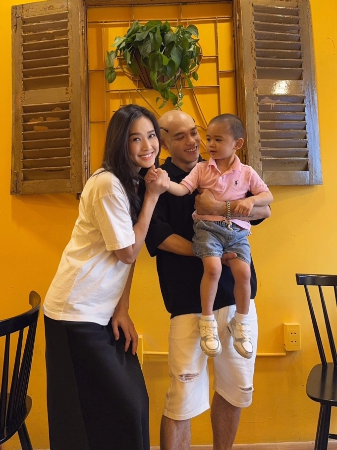 Con trai hai tuổi của dương mỹ linh lần đầu về quê ngoại - 1