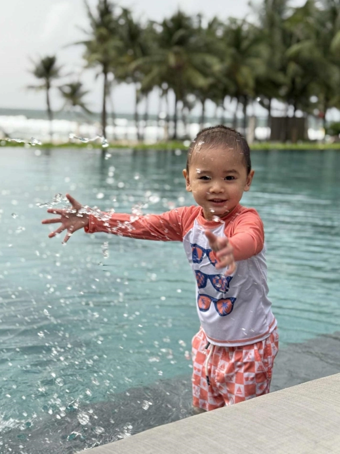 Con trai hai tuổi của dương mỹ linh lần đầu về quê ngoại - 2