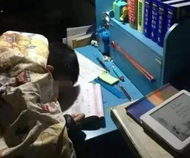 Con trai học đến nửa đêm kêu mệt mẹ vẫn không cho đi ngủ và cái kết đẫm nước mắt - 1