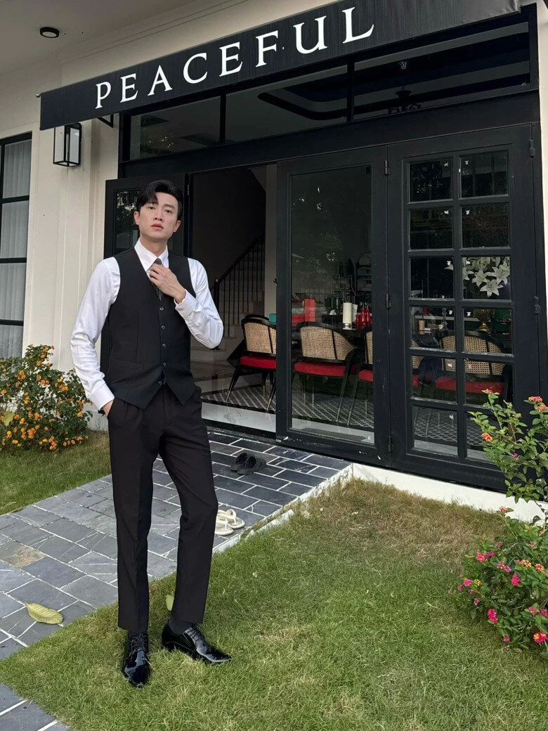 Cổng biệt thự của đại gia showbiz việt u40 chưa vợ nở rực một loài hoa gọi nắng hè - 6