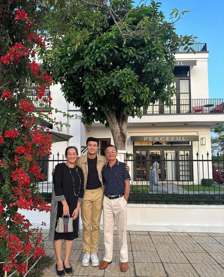Cổng biệt thự của đại gia showbiz việt u40 chưa vợ nở rực một loài hoa gọi nắng hè - 8