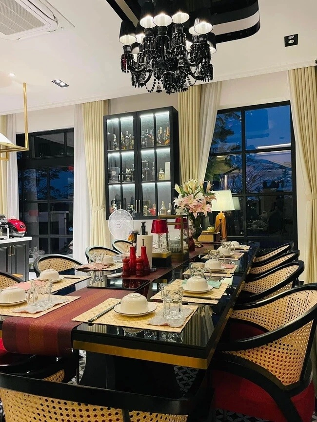 Cổng biệt thự của đại gia showbiz việt u40 chưa vợ nở rực một loài hoa gọi nắng hè - 9