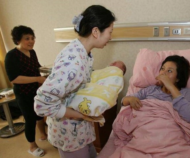 Cứ tới bữa cơm mẹ chồng rửa tay 3-4 lần con dâu lén đi theo thì nghẹn họng - 1