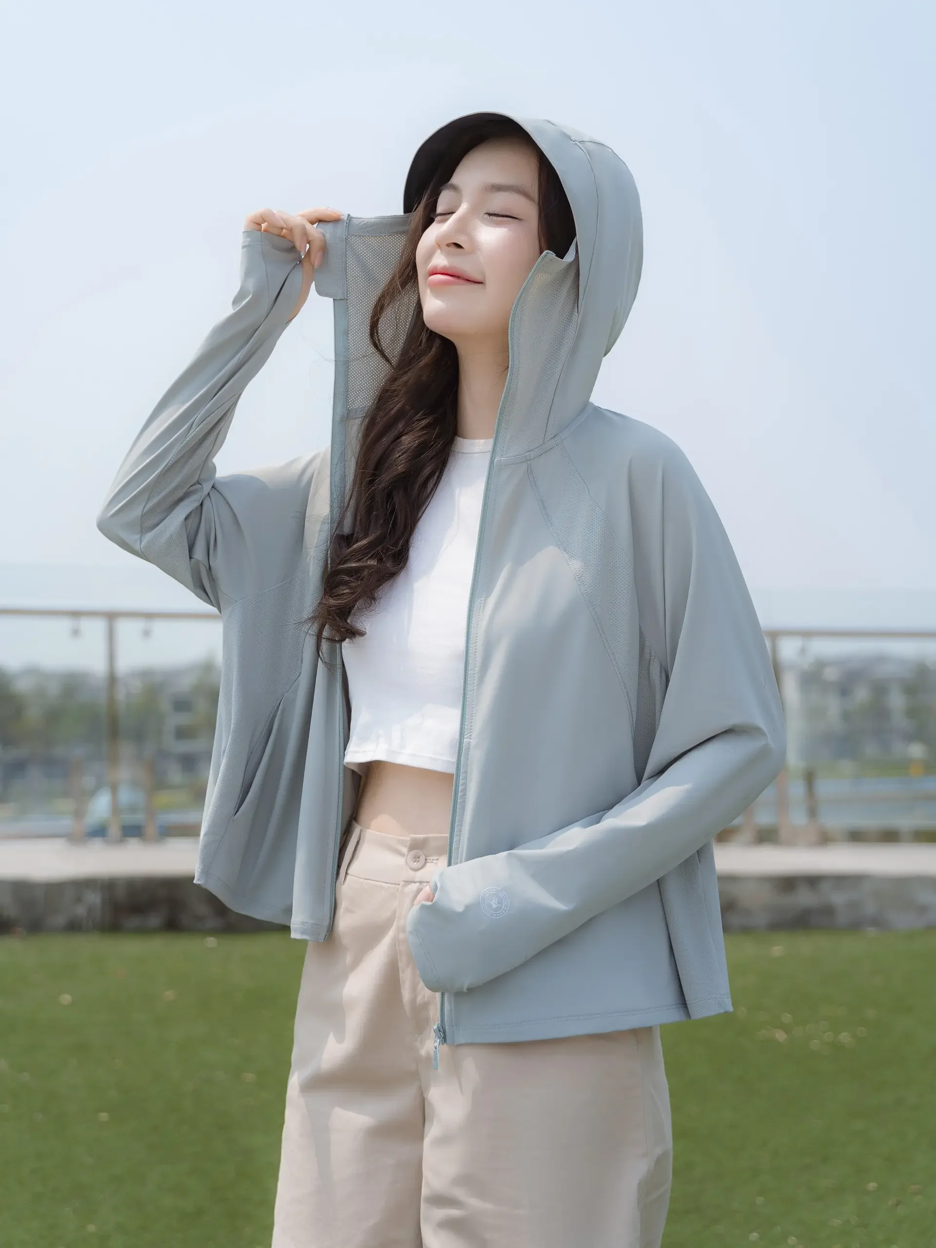 Cứ tưởng mát nhưng hoá ra là bẫy nắng chị em cân nhắc khi diện kiểu quần áo này kẻo da sạm màu dù che chắn kỹ - 2