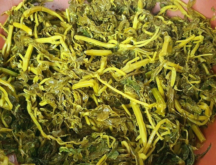 Cứ tưởng trồng chỉ để lấy củ ai ngờ lá của cây này cực ngon chỉ nấu với lạc thôi đã được món rẻ mà hấp dẫn - 2