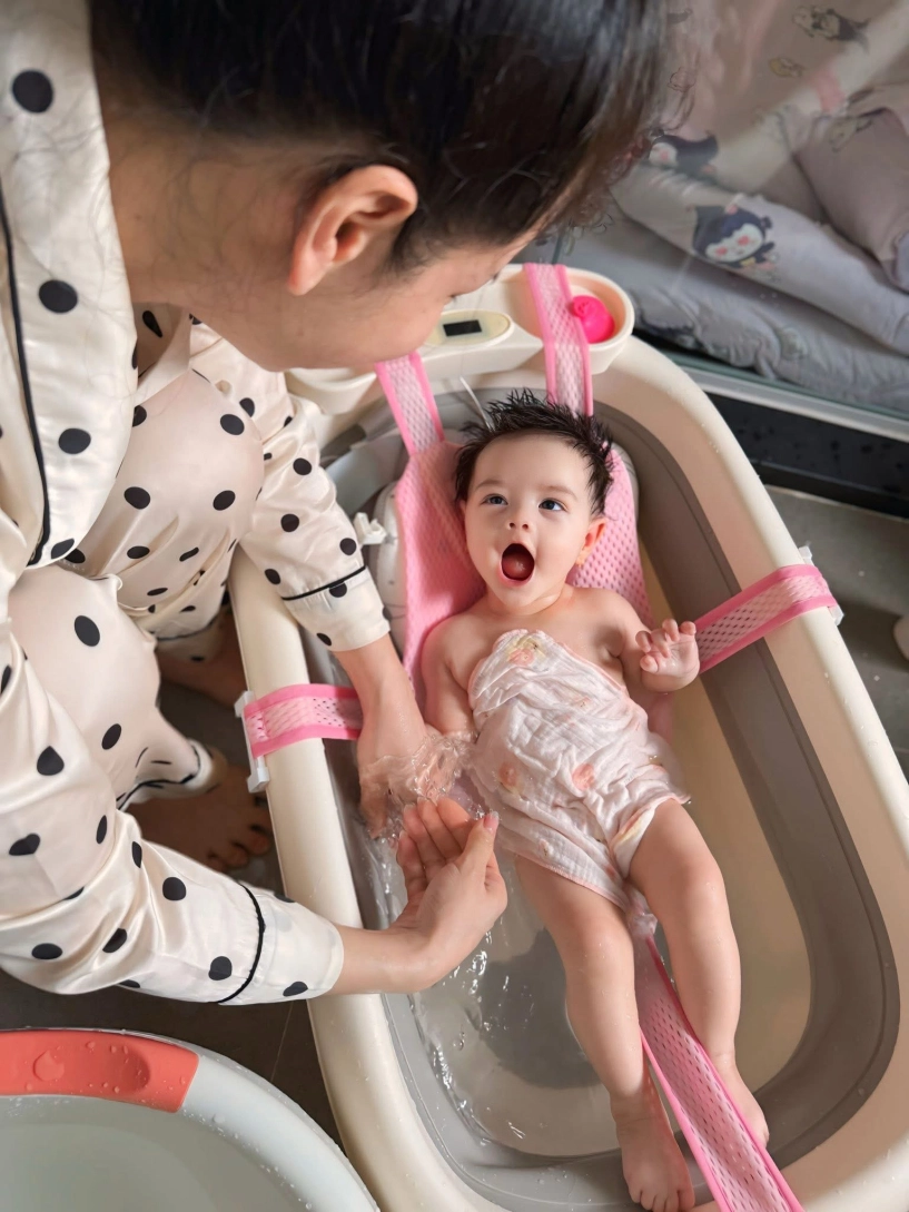 Cuộc sống bình yên viên mãn của ca sĩ nhật kim anh từ khi có con gái đáng yêu xinh xắn - 1