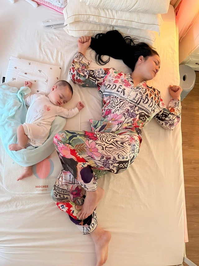 Cuộc sống bình yên viên mãn của ca sĩ nhật kim anh từ khi có con gái đáng yêu xinh xắn - 2
