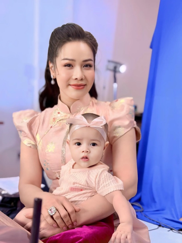 Cuộc sống bình yên viên mãn của ca sĩ nhật kim anh từ khi có con gái đáng yêu xinh xắn - 3