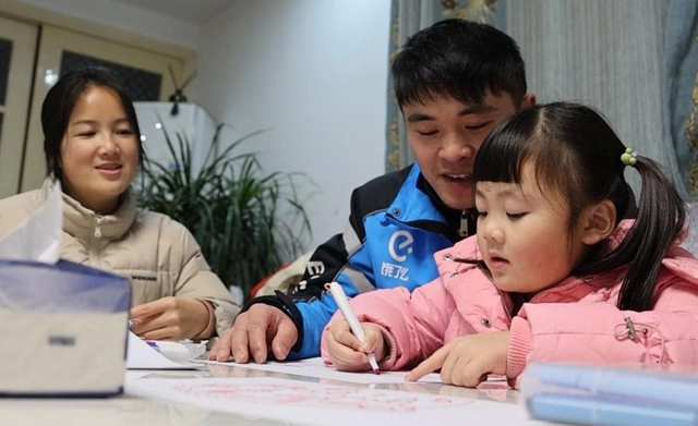 Cuộc sống em bé shipper theo bố đi làm từ khi mới sinh hiện ra sao - 3