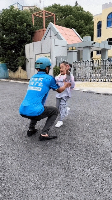 Cuộc sống em bé shipper theo bố đi làm từ khi mới sinh hiện ra sao - 4