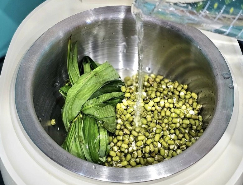 Cuối tuần nắng nóng nấu chè đậu xanh nha đam đơn giản giải nhiệt cực tốt - 3