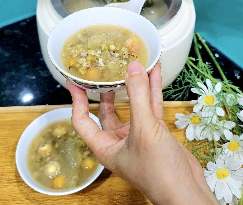 Cuối tuần nắng nóng nấu chè đậu xanh nha đam đơn giản giải nhiệt cực tốt - 6