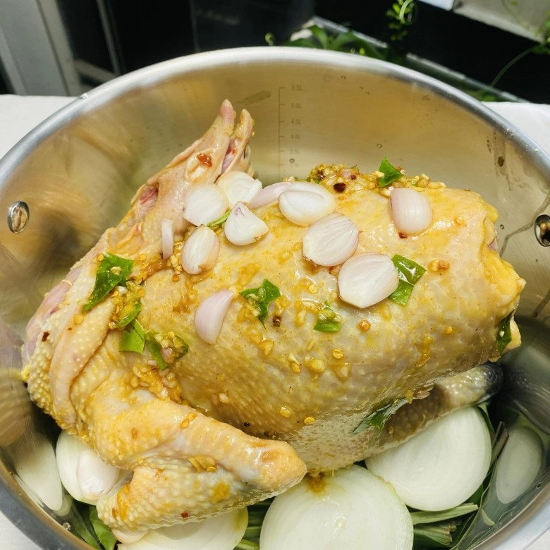 Cuối tuần rảnh rỗi làm gà hấp muối thơm ngon giữ được độ ngọt của thịt theo cách mẹ đảm sài gòn - 7
