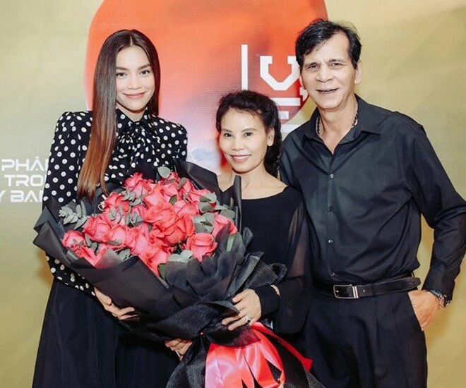 Đã là ông bà ngoại bố mẹ hồ ngọc hà vẫn ăn mặc tình bể bình không thua gì vợ chồng con gái nổi tiếng - 1