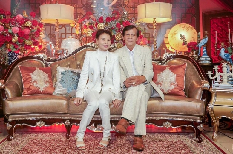 Đã là ông bà ngoại bố mẹ hồ ngọc hà vẫn ăn mặc tình bể bình không thua gì vợ chồng con gái nổi tiếng - 4