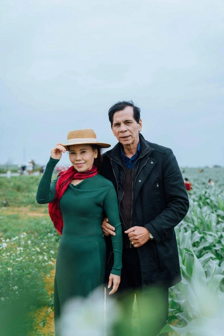 Đã là ông bà ngoại bố mẹ hồ ngọc hà vẫn ăn mặc tình bể bình không thua gì vợ chồng con gái nổi tiếng - 7