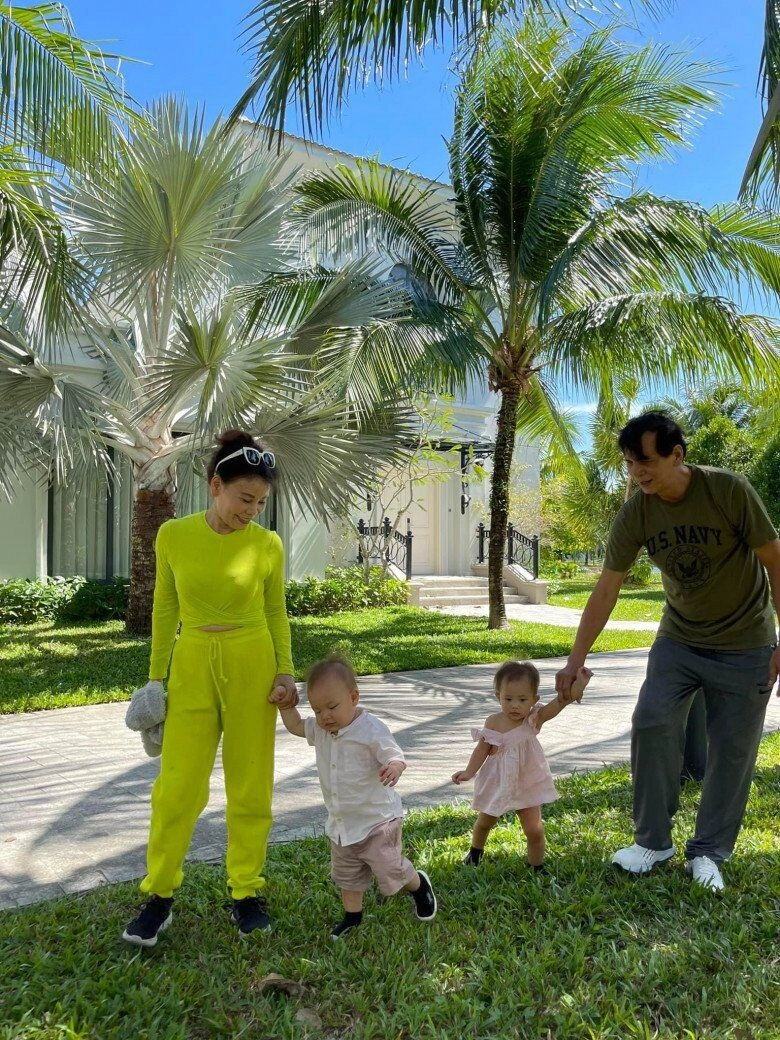 Đã là ông bà ngoại bố mẹ hồ ngọc hà vẫn ăn mặc tình bể bình không thua gì vợ chồng con gái nổi tiếng - 12