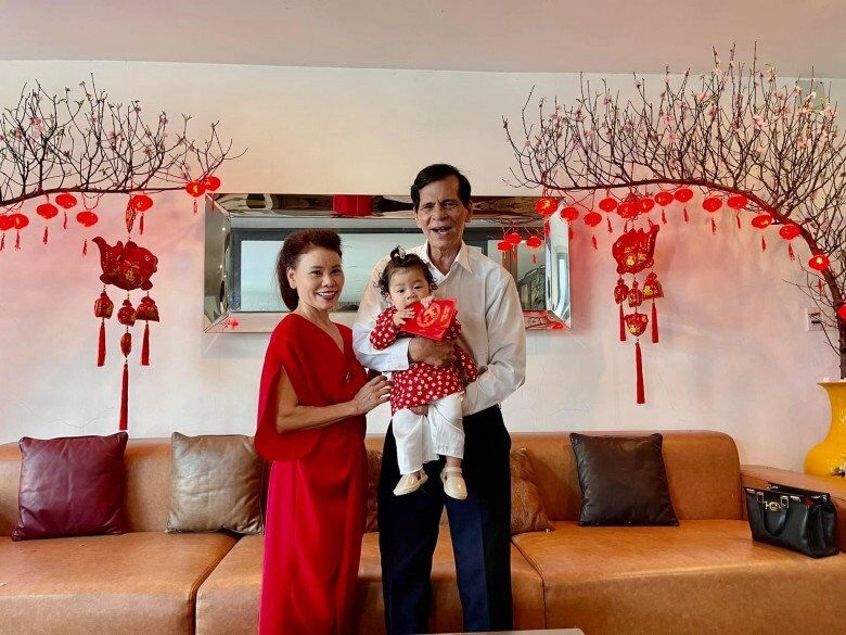 Đã là ông bà ngoại bố mẹ hồ ngọc hà vẫn ăn mặc tình bể bình không thua gì vợ chồng con gái nổi tiếng - 15