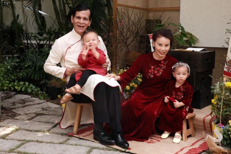 Đã là ông bà ngoại bố mẹ hồ ngọc hà vẫn ăn mặc tình bể bình không thua gì vợ chồng con gái nổi tiếng - 16