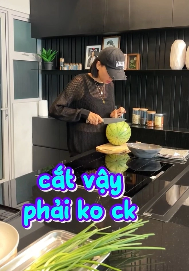 Đả nữ 45 tuổi ngô thanh vân vô dụng trong căn bếp của chồng trẻ đến cắt dưa hấu cũng lóng ngóng - 8