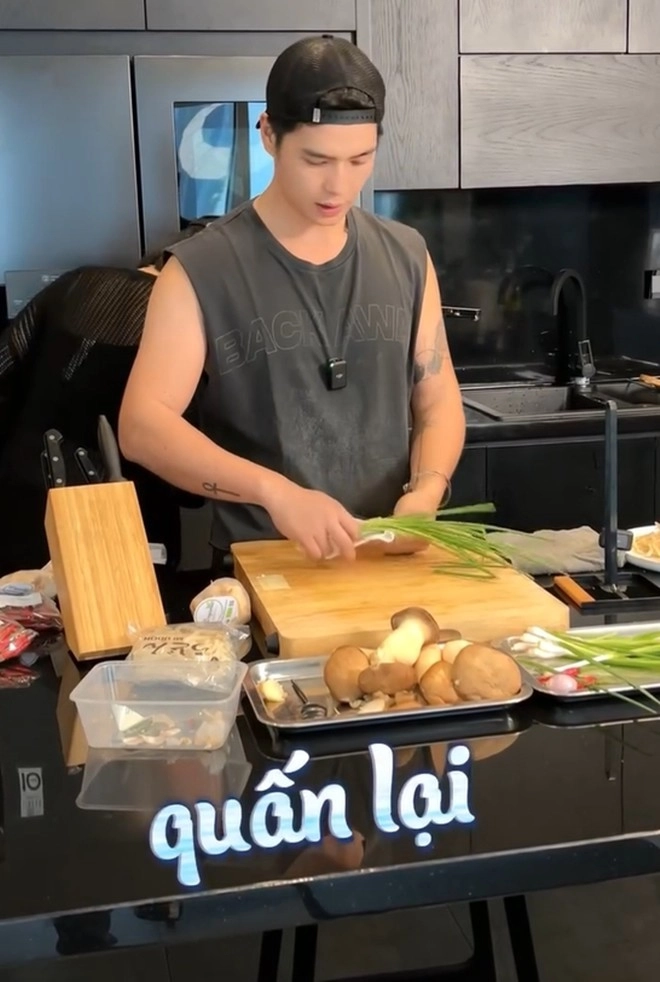Đả nữ 45 tuổi ngô thanh vân vô dụng trong căn bếp của chồng trẻ đến cắt dưa hấu cũng lóng ngóng - 10