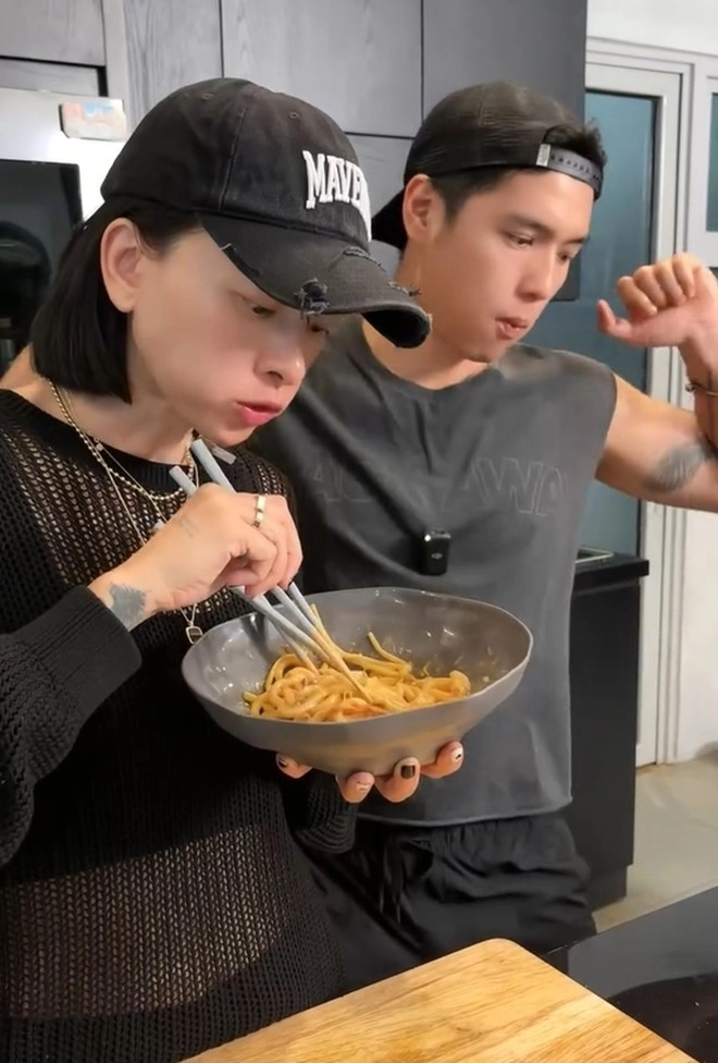 Đả nữ 45 tuổi ngô thanh vân vô dụng trong căn bếp của chồng trẻ đến cắt dưa hấu cũng lóng ngóng - 20