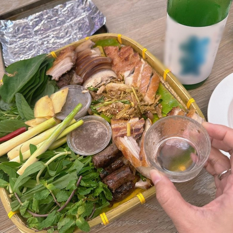 Đại gia đức an chăm vợ tận răng phan như thảo sung sướng được chồng làm mồi nhậu phục vụ mình - 4