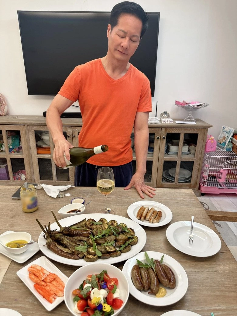 Đại gia đức an chăm vợ tận răng phan như thảo sung sướng được chồng làm mồi nhậu phục vụ mình - 6