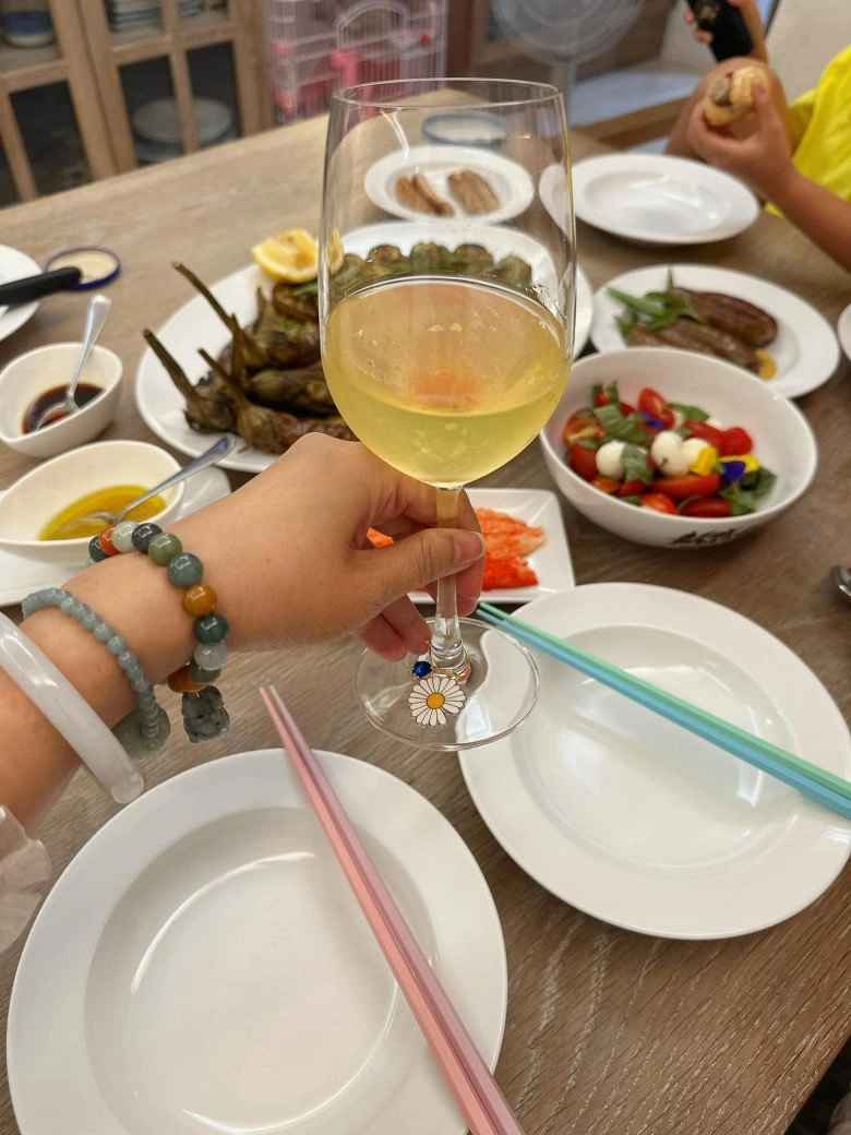 Đại gia đức an chăm vợ tận răng phan như thảo sung sướng được chồng làm mồi nhậu phục vụ mình - 8