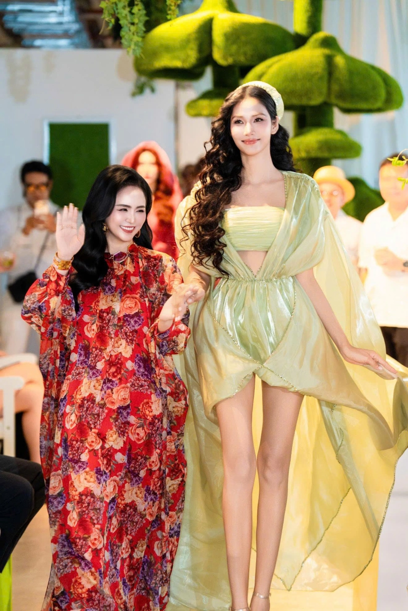 Dàn người mẫu ấn tượng trong loạt thiết kế đậm chất hè của ntk thanh hương bùi - 1