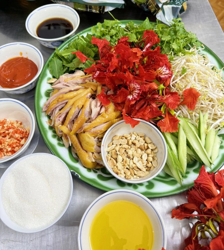 Đầu bếp mách cách làm gỏi gà hoa phượng chua chua ngọt ngọt ngon hết nước chấm - 2